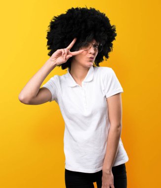 Mutlu genç afro kız sarı zemin üzerine