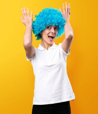 Sarı zemin üzerine mavi saçlı güzel genç kız