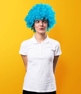 Sarı zemin üzerine mavi saçlı güzel genç kız