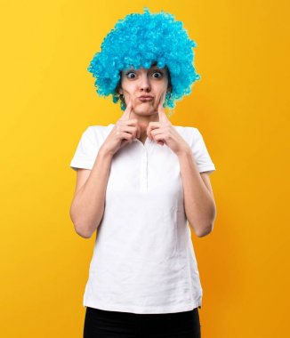 Sarı zemin üzerine mavi saçlı güzel genç kız