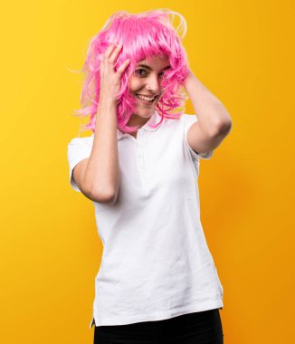 Sarı zemin üzerine pembe saçlı mutlu güzel genç kız