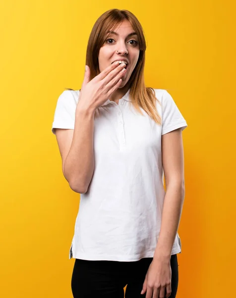 Bella ragazza che fa un gesto a sorpresa sul backgroun giallo — Foto Stock