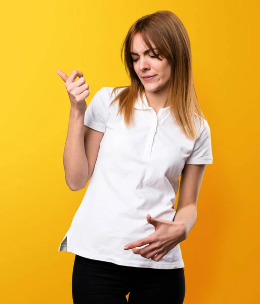 Bella ragazza che fa gesto chitarra su sfondo giallo — Foto Stock