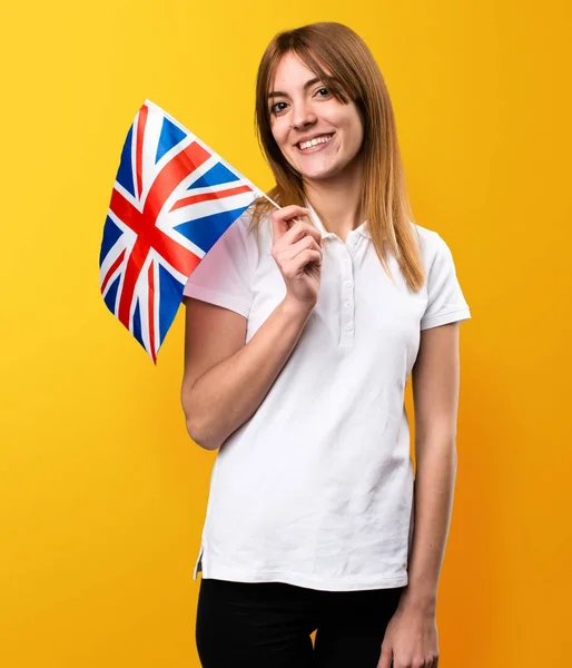 Yel にイギリス国旗を持って幸せな美しい若い女の子 — ストック写真