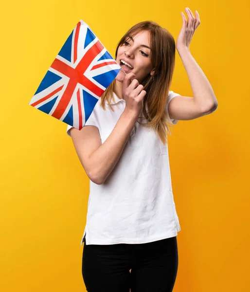 Glad vacker ung flicka håller en Sverige flagga på yel — Stockfoto