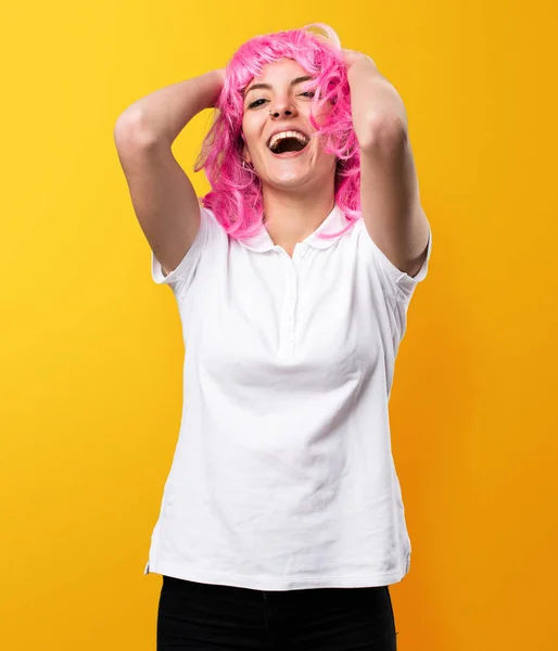 Счастливая девочка с розовыми волосами на желтом фоне — стоковое фото