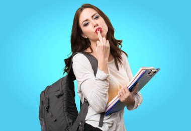 Öğrenci kadın yapma boynuz jest renkli arka plan üzerinde