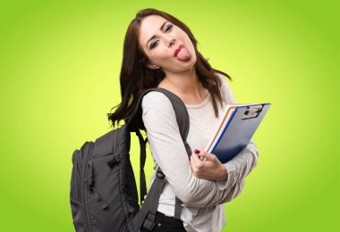 Renkli arka plan üzerinde dilini yaptırmayı öğrenci kadın