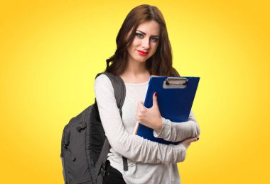 Öğrenci kadın renkli arka plan üzerinde