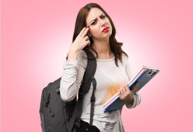 Öğrenci kadın yapma intihar jest renkli arka plan üzerinde