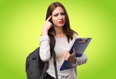 Renkli arka plan üzerinde deli jest yaparak öğrenci kadın