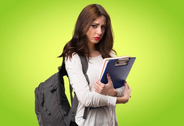 Renkli arka plan üzerinde üzgün öğrenci kadın