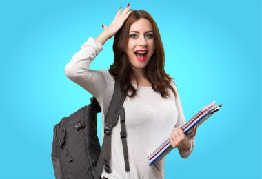 Öğrenci kadın yapma sürpriz jest renkli arka plan üzerinde