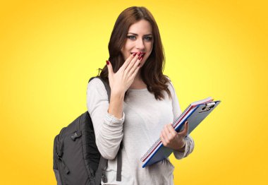 Öğrenci kadın yapma sürpriz jest renkli arka plan üzerinde