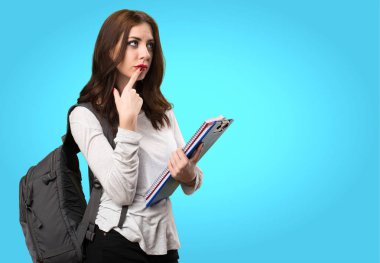 Renkli arka plan üzerinde şüpheleri öğrenci kadın