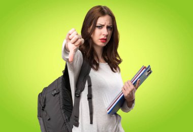 Öğrenci kadın kötü sinyal renkli arka plan üzerinde yapma