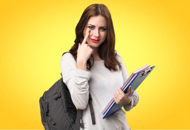 Bir şey renkli arka plan üzerinde gösterilen öğrenci kadın