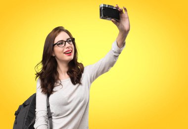 Öğrenci kadın bir selfie renkli arka plan üzerinde yapma