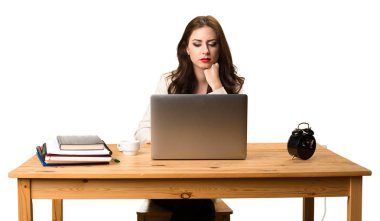 İş kadını laptopuyla çalışıyor.