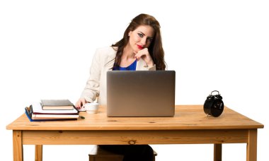 İş kadını laptopuyla çalışıyor.