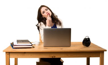 Onu laptop ile çalışma ve boynuz jest yapmak iş kadını