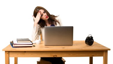 Onu laptop ile çalışan sinirli iş kadın