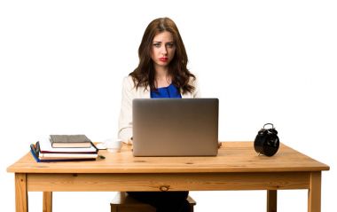 Onu laptop ile çalışan üzgün iş kadın