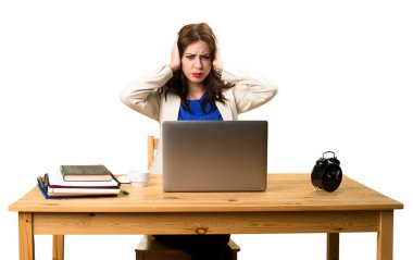 Onu laptop ile çalışma ve kulakları kapsayan iş kadını