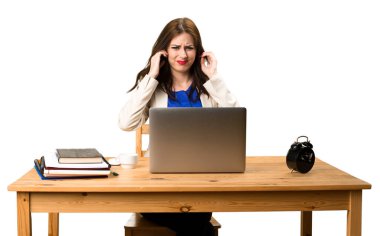 Onu laptop ile çalışma ve kulakları kapsayan iş kadını