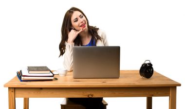 Onu laptop ile çalışma ve telefon jest yapmak iş kadını