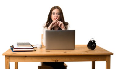 Onu laptop ile çalışma ve sessizlik gestur yapım iş kadını