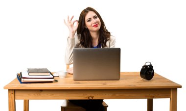 Onu laptop ile çalışma ve Ok işareti yapmak iş kadını