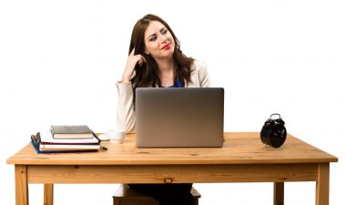 İş kadını laptopuyla çalışıyor.