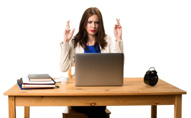 Onu laptop ile ve onunla birlikte çalışan iş kadın cros parmak