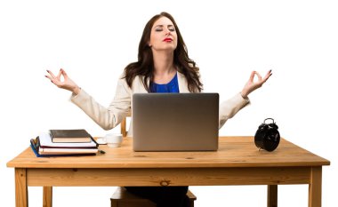 Onu laptop ile ve zen pozisyonda çalışan iş kadın