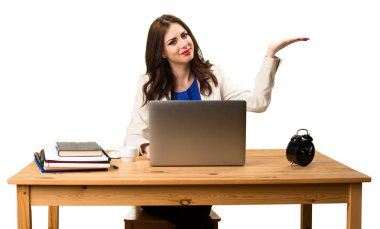 Onu laptop ile çalışan ve bir şey tutan bir iş kadını