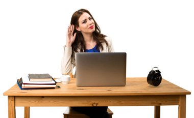 Onu laptop ile çalışan ve bir şey bekleyen bir iş kadını