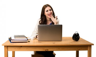 Onu laptop ile çalışma ve sürpriz gestu yapım iş kadını