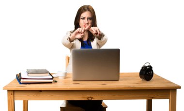 Onu laptop ile çalışma ve hiçbir jest yapmak iş kadını