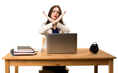 Onu laptop ile çalışma ve hiçbir jest yapmak iş kadını