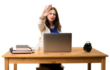 Onu laptop ile çalışma ve dur işareti yapmak iş kadını