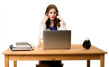 Onu laptop ile çalışma ve düşünme iş kadını