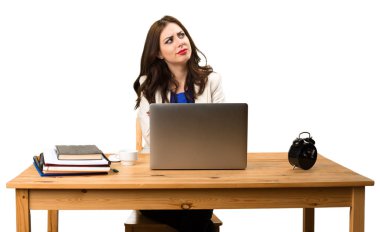 Onu laptop ile çalışma ve düşünme iş kadını