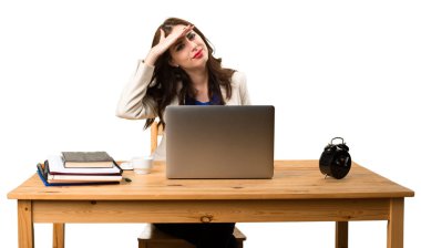 Onu laptop ile çalışan ve bir şey gösteren iş kadını