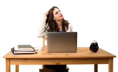 Onu laptop ile çalışma ve sahip iş kadını şüpheler