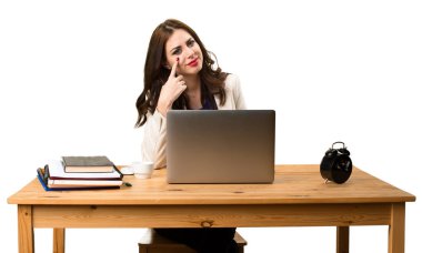 Onu laptop ile çalışan ve bir şey gösteren iş kadını