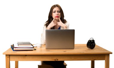 Onu laptop ile çalışan üzgün iş kadın