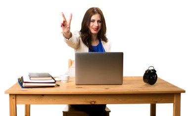 Onu laptop ile çalışma ve zafer gestur yapım iş kadını