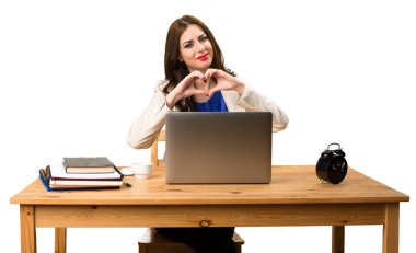 Onu laptop ile çalışma ve h ile bir kalp yapma iş kadını