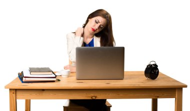 Onu laptop ve omuz ağrısı ile çalışan iş kadın